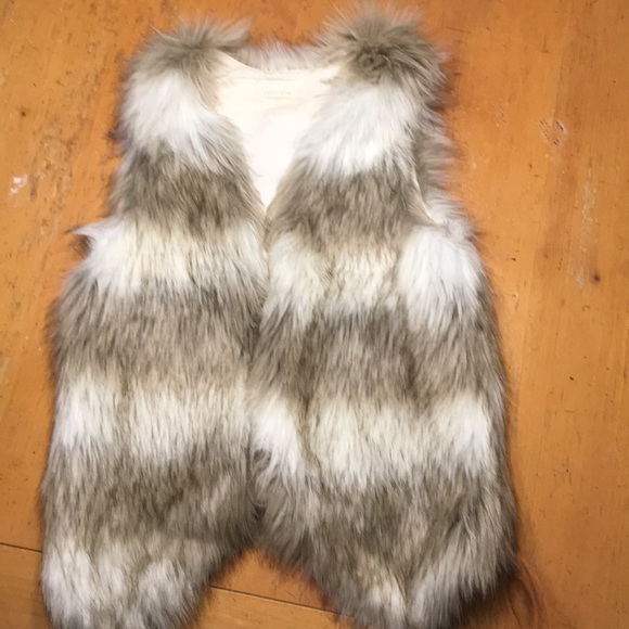 Vestique Faux Fur Vest - Host Pick - Picture 8 of 11